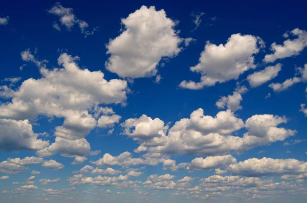 Blå himmel med moln. — Stockfoto