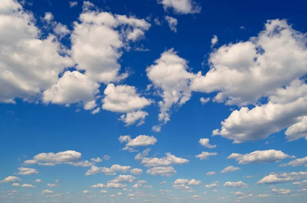 Cielo azul con nubes. — Foto de Stock