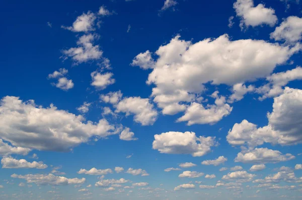 Blå himmel med moln. — Stockfoto