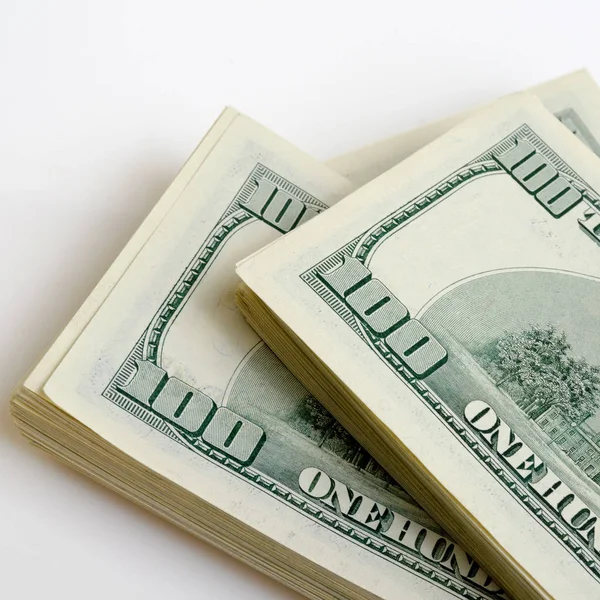 Päckchen mit Bargeld im Wert von hundert Dollar auf einem leichten Ba — Stockfoto