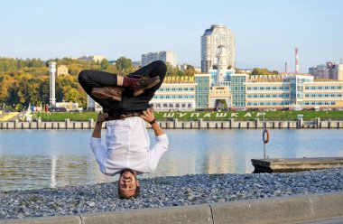 Baş aşağı, sanki bir adam başını th ile gökten düştü