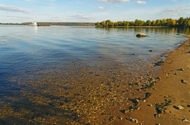 Nehirli güzel bir manzara.