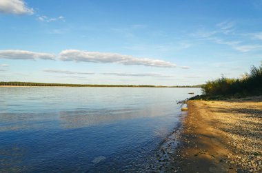 Nehirli güzel bir manzara.