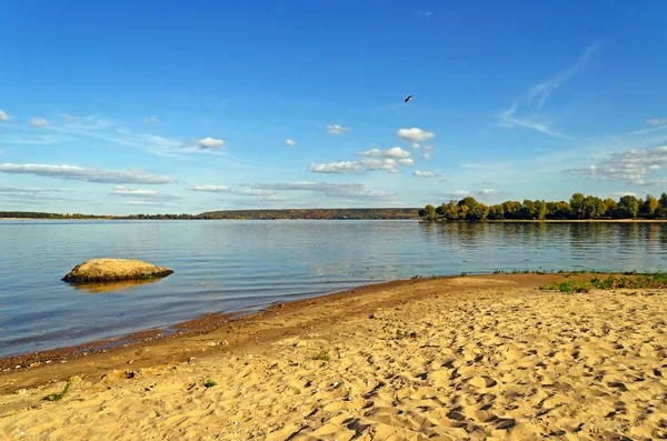 Hermoso paisaje con un río. —  Fotos de Stock