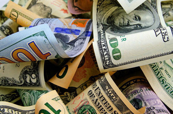 Денежные доллары различных номиналов в самолете
.