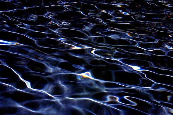Frischwasser Schwimmbad Mit Lichtstrahlen Und Großen Wellen — Stockfoto