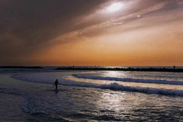 Günbatımı Turuncu Tonlarında Üzerinde Akdeniz Tel Aviv Srail — Stok fotoğraf