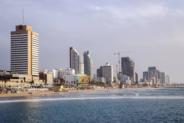 イスラエル テルアビブ 2018 イスラエル テルアビブ海岸沿いに近代的なホテルの建物 — ストック写真