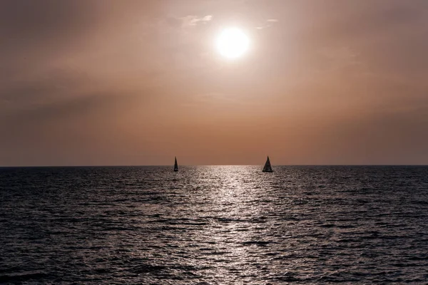 Δύο Ιστιοφόρα Στο Ηλιοβασίλεμα Πορτοκαλί Αποχρώσεις Πάνω Από Μεσόγειο Θάλασσα — Φωτογραφία Αρχείου