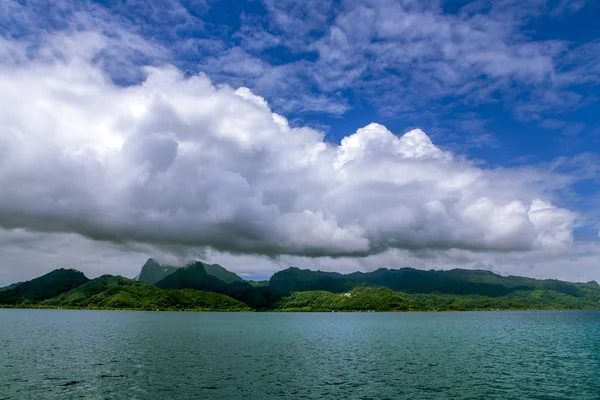フアヒネ島 ラグーン 太平洋のフランス領ポリネシアで水面から見たの海岸の風景 — ストック写真