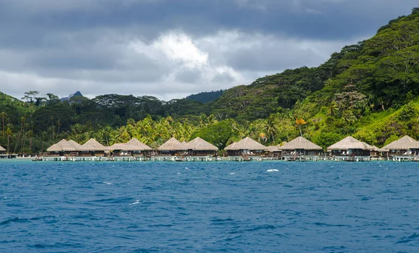 Lujoso Complejo Bungalows Con Techo Paja Laguna Azul Claro Bora — Foto de Stock