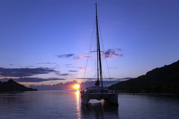 Catamarano Solitario Una Tranquilla Laguna Vicino All Isola Bora Bora — Foto Stock