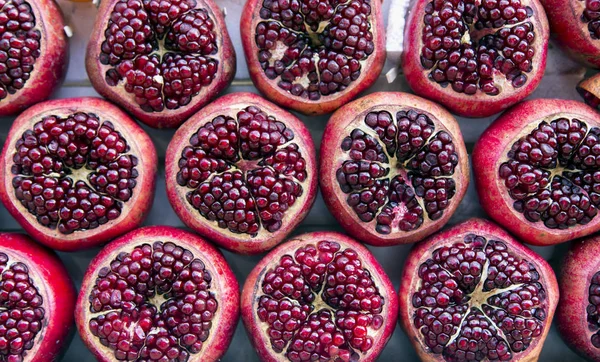 熟したザクロの果実は アビブ イスラエルのストリート マーケットのクローズ アップ — ストック写真