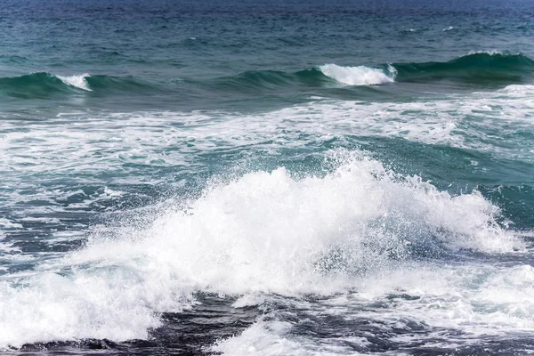 Středozemní Moře Vlnami Tel Aviv Izrael Temně Modré Moře — Stock fotografie