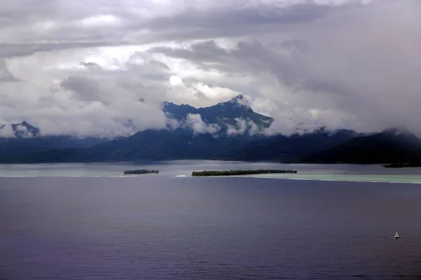 Nuvens Tempestade Pôr Sol Sobre Pequena Ilha Oceano Pacífico Polinésia — Fotografia de Stock