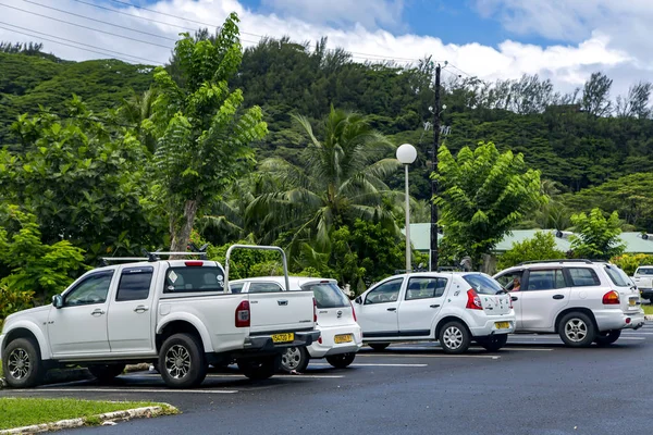 法属波利尼西亚 塔希提岛 2017年12月26日 在热带植被的背景下 塔希提岛机场附近的停车场 法属波利尼西亚塔希提岛 — 图库照片