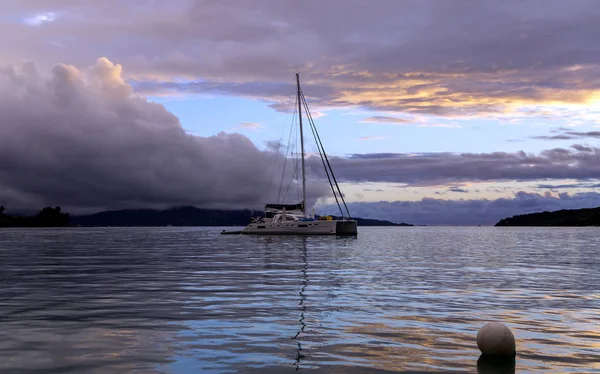 Catamarã Solitário Pôr Sol Perto Pequenas Ilhas Oceano Pacífico Polinésia — Fotografia de Stock