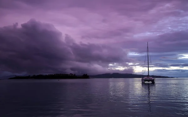 Catamarã Solitário Pôr Sol Contra Fundo Nuvens Tempestade Perto Pequenas — Fotografia de Stock