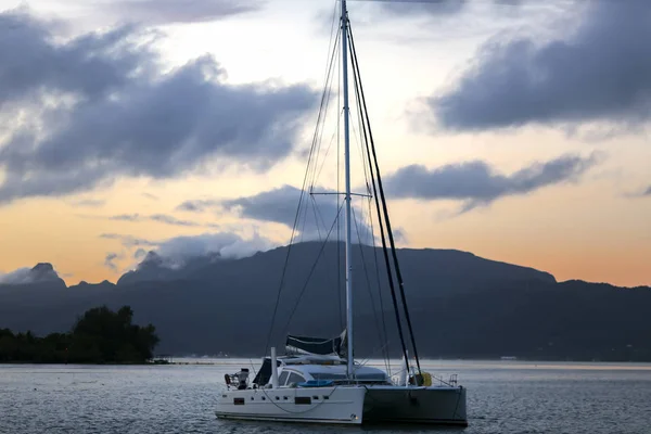 Einsamer Katamaran Bei Sonnenuntergang Nahe Der Insel Tahaa Pazifik Französisch — Stockfoto