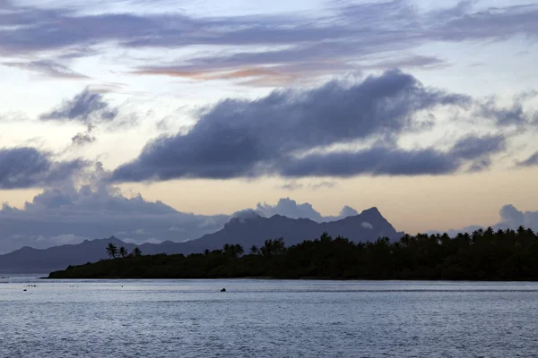 Pasifik Okyanusu, Fransız Polinezyası Adaları güzel gün batımı.