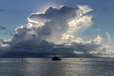 Güzel kümülüs bulutlar büyük okyanus pupa grubunda Fransız Polinezyası toplum Adaları.