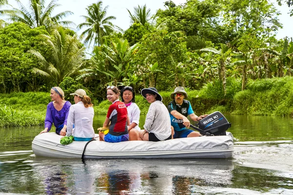 French Polynesia Tahaa December 2017 Группа Путешественников Надувной Лодке Исследующих — стоковое фото