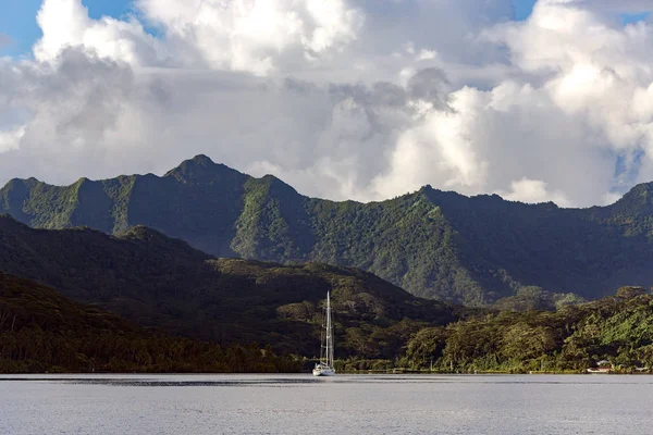孤独なヨットが風下グループ フランス領ポリネシアのソシエテ諸島のボラボラ島近くの固定 — ストック写真