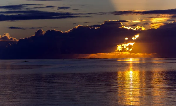 Buitengewoon Mooie Gouden Zonsondergang Buurt Van Het Eiland Bora Bora — Stockfoto