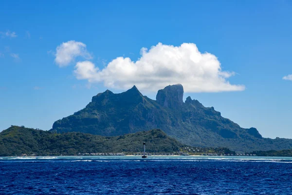 Bora Bora Adası Ile Turkuaz Sörf Pupa Grubunda Fransız Polinezyası — Stok fotoğraf