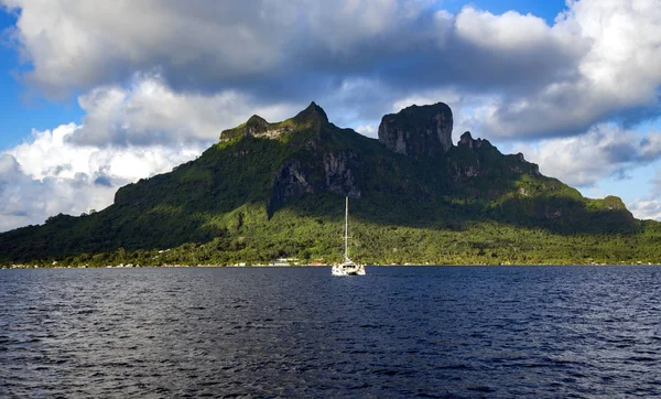 Catamarano Solitario Ancorato Nei Pressi Dell Isola Bora Bora Nel — Foto Stock