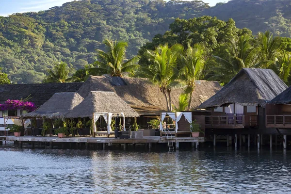 Luxury Overwater Thatched Roof Bungalow Resort Wooden Pontoon Clear Blue — Stock Photo, Image