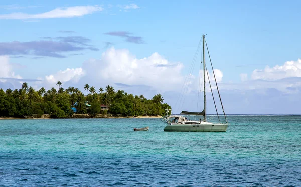 Catamaran Solitaire Dans Lagune Turquoise Sur Fond Île Tahaa Dans — Photo