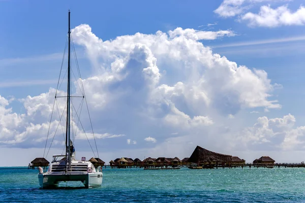 Catamaran Solitaire Dans Lagune Turquoise Sur Fond Toit Chaume Surplombant — Photo
