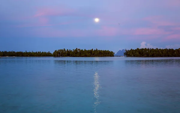 Ранний Восход Солнца Фоне Луны Над Тихим Океаном Возле Острова — стоковое фото
