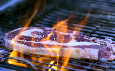 Kızartılmış taze biftek ya da ızgarada ya da biberli barbekü, baharat ve baharatlı, lezzetli yemekler..