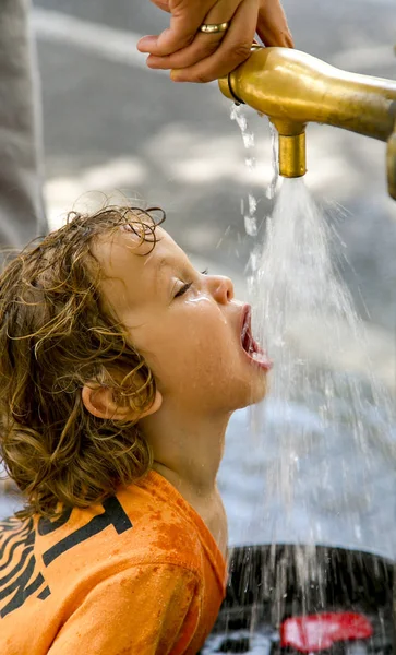 Spain Barcelona May 2018 Small Child Enjoys Drinking Water Tap — Stock Photo, Image