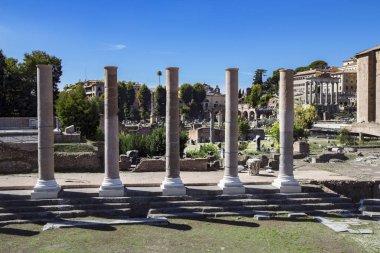 Monumento Nazionale hakkındaki antik Roma kalıntıları Vittorio Emanuele II, birleşik İtalya 'nın ilk kralı Victor Emmanuel' in anısına yapılmış bir anıttır..