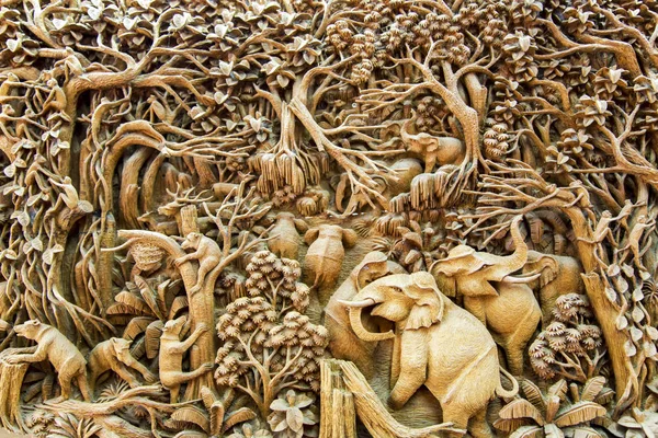 古代壁画木雕艺术来自泰国的一节 生产的东西从柚木是非常重要的一个国家 因此厂是泰国国王的定期监督下 — 图库照片