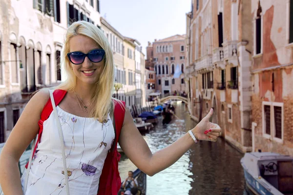 Elegant Vacker Flicka Romantiska Venedig Bakgrunden Den Venetianska Kanalerna Semester — Stockfoto
