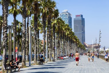 İspanya, Barselona, 8 Mart 2019: Barceloneta, Barselona'nın Ciutat Vella semtinde, Akdeniz'in önünde yer alan bir mahalledir. Birçok insan burada yürümek ve spor yapmak gibi.
