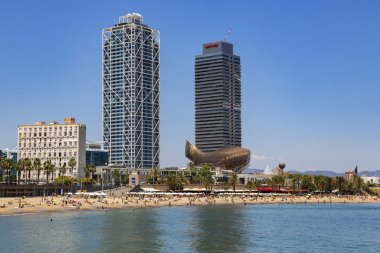 İspanya, Barselona, Mart, 08, 2019 - Barcelona Vila Olimpica arka planda Olimpiyat limanı yakınında Sandy Barceloneta plaj, Barselona Vila Olimpica, Barselona, Katalonya, İspanya.