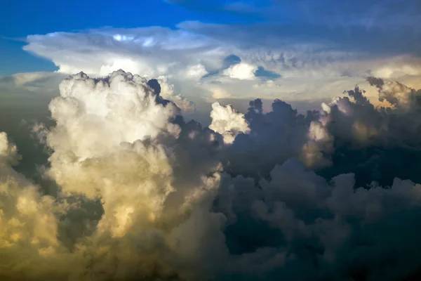 Όμορφη Θυελλώδης Ουρανός Σύννεφα Φόντο Σκούρο Μπλε Ουρανό Σύννεφα Τον — Φωτογραφία Αρχείου