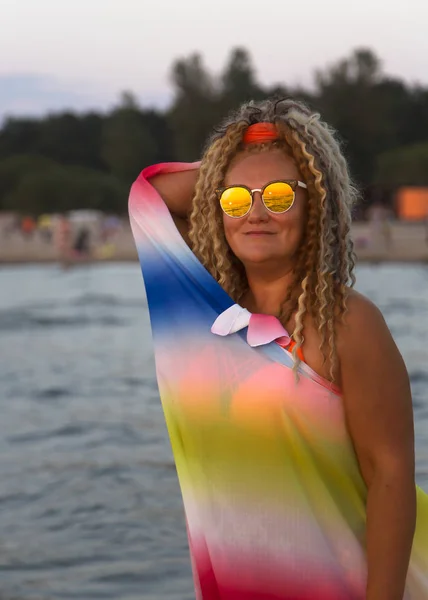 Glad Leende Flicka Stranden Tittar Solnedgången Östersjön Jurmala Lettland — Stockfoto