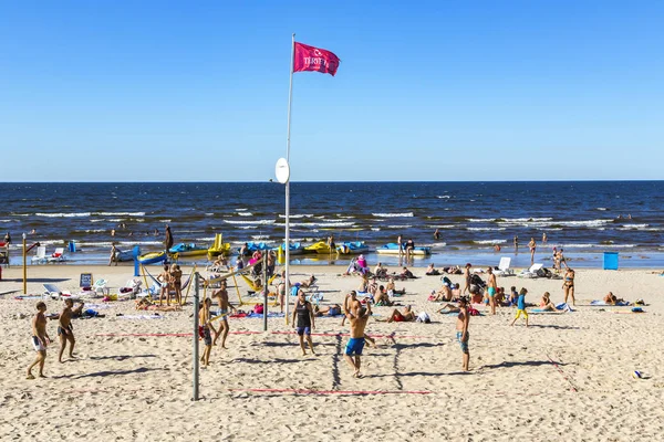 Latvia Jurmala Julho 2016 Desportos Ativos Jogam Voleibol Praia Mar — Fotografia de Stock