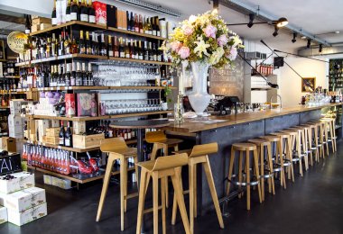 Letonya, Riga, 07 Mayıs 2019 - Riga eski şehir kafenin modern tasarımı, Letonya