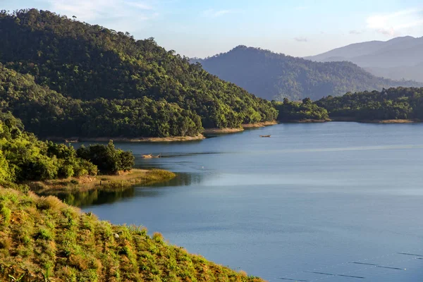 Paisagem Panorâmica Belo Grande Lago Entre Montanhas Verdes Estrada Para — Fotografia de Stock