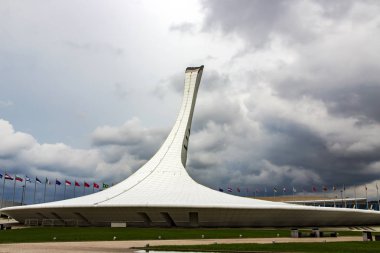 Soçi Olimpiyat Parkı'nda Olimpiyat meşalesi, Rusya. Görkemli inşaat.