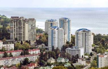 Karadeniz kıyısındaki Soçi şehrinin modern mimarisini gözlem güvertesinden görüntüleyin. Rusya