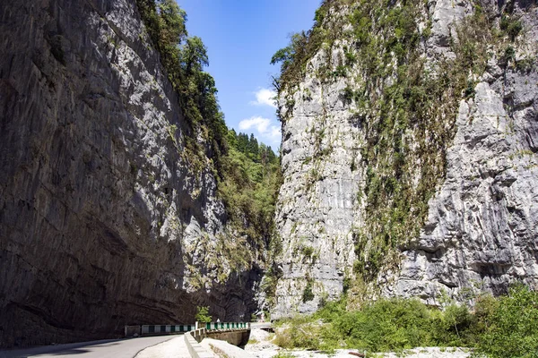 阿布哈兹共和国的约普沙尔峡谷或石袋 峡谷石袋的长度为8公里 这一段岩石之间的距离从20米到30米不等 山的高度达到500米 通往里萨湖的道路 — 图库照片