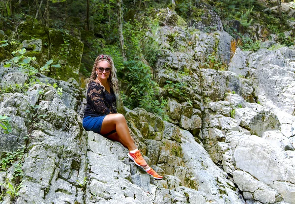 Slim Bella Donna Impegnata Trekking Nel Canyon Ahtsu Zona Sochi — Foto Stock